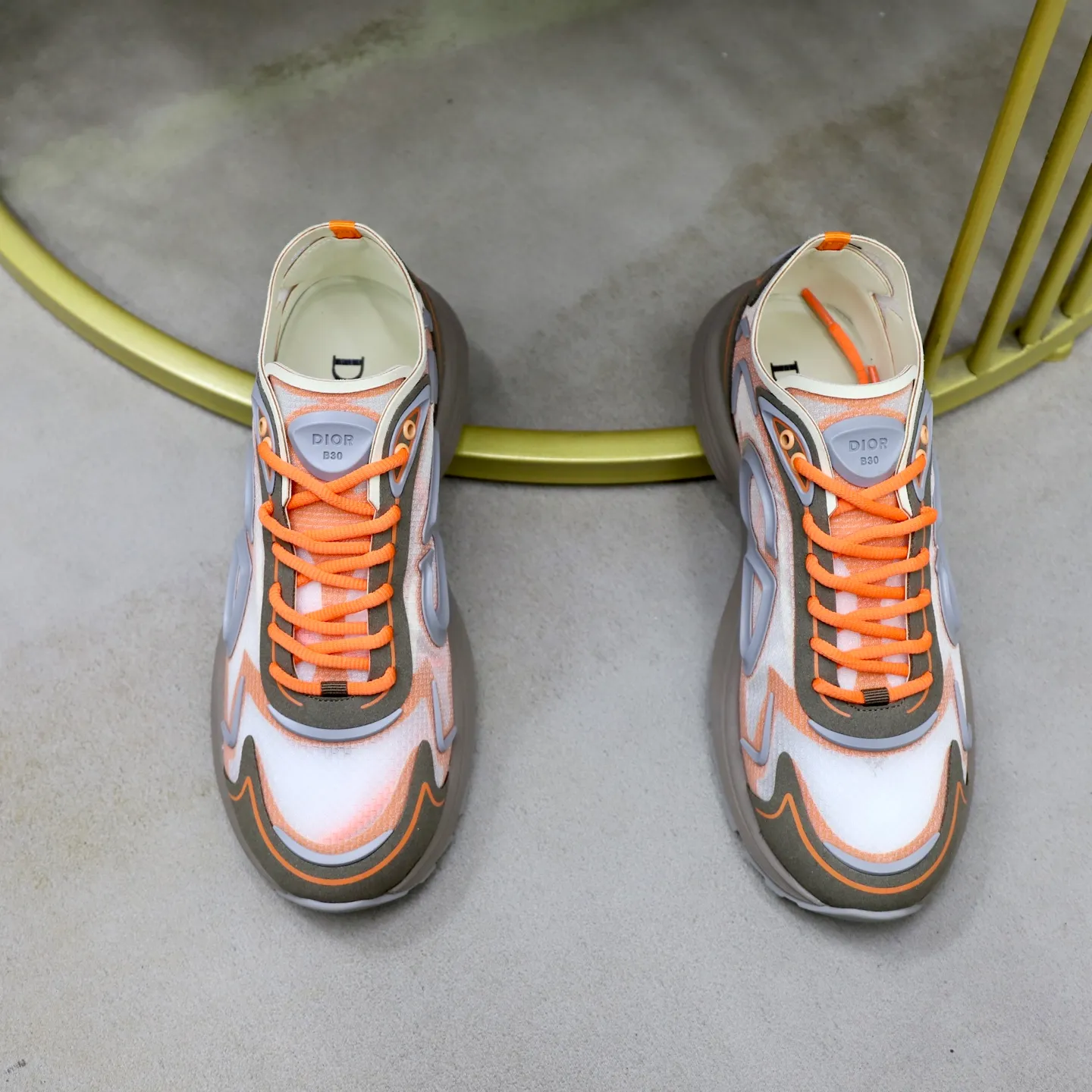 Ex-factory price: 560💰DIOR#B30 COUNTDOWN TECH shoes 1. Inspired by lighter running shoes this season 2. Made of multi-layer transparent nylon upper, futuristic 3. CD30 rubber logo on the tongue/heel to highlight the brand style 4. Equipped with ultra-light foam midsole for the ultimate comfortable wearing experience 5. The entire series uses WELDED (seamless bonding) technology to ensure durability and lightness 6. Full size dopamine color matching, 39-45 (38, 46 customized)